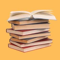 Pila de libros que representa la preparación y personalización del material