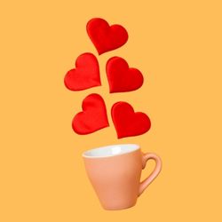 Taza decorada con corazones que transmite calidez y cercanía