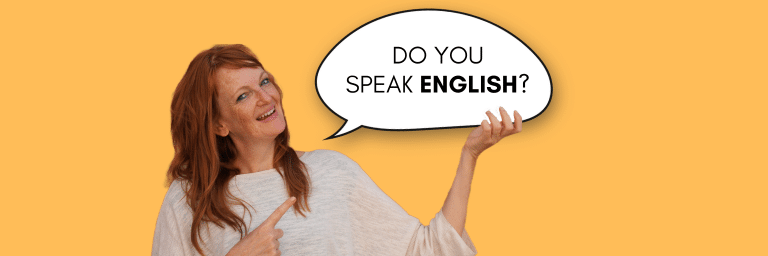 Profesora de inglés explicando una expresión útil para jubiladas en clase presencial en Barcelona